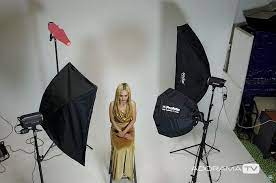 Understand The Different Types Of Studio Lights And How They Work Together With This Great Video Studio Lights Home Studio Photography Studio Lighting Setups