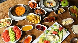 Muhteşem bir boğaz manzarasına sahip taş kahve emirgan cafe & restaurant, i̇stanbul avrupa yakası iftar mekanları arasında oldukça uygun bir seçenek. Istanbul Kahvalti Mekanlari Semt Semt En Iyiler Biz Evde Yokuz