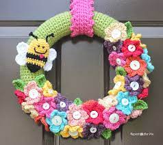 Time to crochet a cozy flower rug and pillow with bernat blanket yarn! Crocheted Spring Wreath Repeat Crafter Me