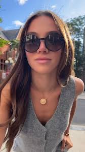 Checkout some of Francesca's favourite cozy sweaters 🧸 1st Daisy Pullover  in Dark Brown 2nd Holly Pullover in Oatmeal 3rd Lou Pullover in Dark Grey  4th Reyna Cardigan in Taupe 5th Maisie