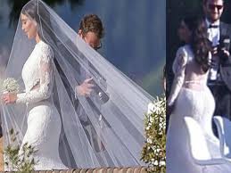 We've finally feasted our eyes on the gown, and would you expect anything less? Kim Kardarshian Kanye West Wedding Pictures Boldsky Com