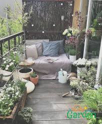 Dann steht einer kleinen gemüsekultur in ihrem garten auf dem balkon nichts im wege. Kleiner Balkon Garten Kleinerbalkon Kleiner Balkon Garten Balkon Garten Kle Kleiner Balkongarten Klei Backyard Decor Patio Small Balcony Garden