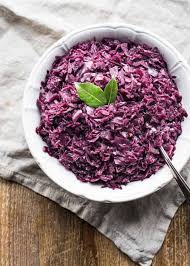 Äpfel schälen, in würfel schneiden und mit dem zucker unter den zwiebel rühren. Omas Weltbester Rotkohl Ganz Einfach Selbst Gemacht Eine Prise Lecker