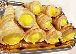 Tagliare a striscioline di 10 centimetri e arrotolarle attorno a cilindri di metallo e friggerle in una padella con olio tiepido. Ricetta Cannoli Di Pasta Sfoglia E Crema Sabina Chioetto