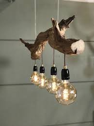 Plafonnier De Vieille Branche De Chene Cette Vieille Branche Alteree Est Brossee Et A Un Aspect Tres Rustique Diy Furniture Decor Ceiling Lamp Driftwood Lamp