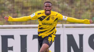 He has been training regularly with the first team since august Bvb Moukoko Macht Hummels Druck Eurosport