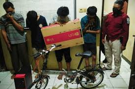 Check spelling or type a new query. Residivis Di Samarinda Ajak Remaja Mencuri Televisi Di Rumah Kosong
