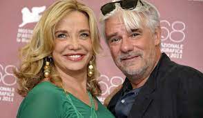 Come farà simona izzo, che necessita notoriamente di un'ora e mezza di restauro al trucco (si veda il video per credere), a mostrarsi al pubblico al naturale? Ricky Tognazzi Con Simona Izzo Rapporto A Tre Rivelazioni Intime A Live