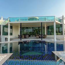 Flat Terrace Roof House With Large Swimming Pool Pool Houses House Roof Swimming Pools