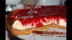 Il cheese cake è un dolce tipico della tradizione americana che già da qualche anno sta riscuotendo un particolare successo anche da noi. Cheesecake Con Marmellata Di Fragole Marika Youtube