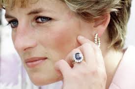Das hochzeitskleid der journalistin jacqueline bouvier, die heute seinen namen verheiratete jackie kennedy onassis bekanntlich minikleid spitze, ist ohne zweifel eines der meist kopierten designs. Jackie Kennedy Die Traurige Und Viel Zu Selten Erzahlte Geschichte Ihres Brautkleids Vogue Germany