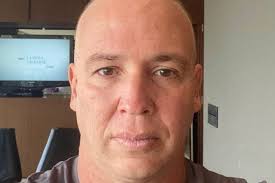 Caio Ribeiro aparece careca e brinca sobre novo visual: "Andre Agassi"