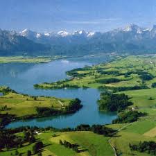 It really worth a bike ride to close it, because the bike paths are well developed and you hardly have to drive on roads, in addition, you have most of the time a very nice view of the lake and the mountains. Forggensee Angelsaison Fischbestand Angeln