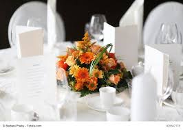 Eine Steckschaum Kugel Diente Als Basis Fur Das Runde Tisch Blumengesteck Steckmoos Kugeln In Verschienden Grossen Blumengestecke Blumentisch Blumen Gestecke