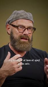 I et sikret boksrum i kælderen hos en sølvhandler finder man et lig, der er  blevet maltrakteret til ukendelighed. Politiet er overbevist om, at den  dræbte må være en tidligere dømt indbrudstyv,