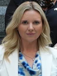 Laura Essig's Instagram, Twitter & Facebook