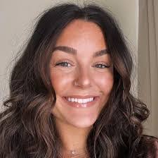 Hannah Amos's Instagram, Twitter & Facebook