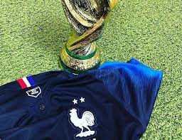 Maillot france 2018 manche longue 2 étoiles domicile. Coupe Du Monde 2018 Les Premiers Maillots Deux Etoiles Se Sont Arraches Au Havre 76actu