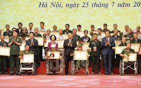 Nguyễn thanh long, quyền bộ trưởng bộ y tế làm trưởng đoàn đã đến đặt vòng hoa, dâng hương tưởng nhớ các vị tiền bối cách mạng và các anh hùng liệt sỹ tại nghĩa trang mai dịch, hà nội. Hai Má»©c Qua Cá»§a Chá»§ Tá»‹ch NÆ°á»›c Nhan Dá»‹p 73 NÄƒm Ngay ThÆ°Æ¡ng Binh Liá»‡t SÄ© Bao Nhan Dan