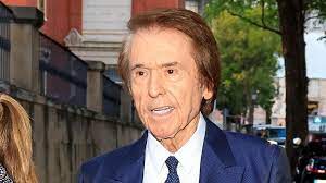 Última hora del estado de salud de Raphael: el artista ha pasado la noche  "en planta, consciente y acompañado de sus hijos"