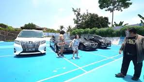 Sungguh aku amat bahagia sekali ketika mas dodo mengajakku pindah rumah yang baru dibelinya secara cicilan, namun amat bagus dan sesuai dengan seleraku.apalagi dari pernikahanku yang memasuki tahun ke lima ini kami telah di beri seorang momongan anak perempuan yang cantik dan. 6 Potret Kemewahan Rumah Agus Purnomo Gak Ada Dua
