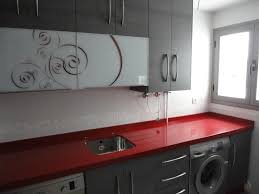 La encimera es una parte fundamental del diseño de la cocina entendida como escenario de creación y, en esta línea, los materiales que elijas para ella sea como fuere, si estás decidido a colocar una encimera de mármol o granito en tu cocina, en este libro de. Cocina Jaen Ceniza Y Encimera Roja Cocinas Jaen Martos Torredelcampo