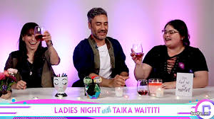 The photo is of director taika waititi showing actress cate blanchett, in hela costume, a tablet device (shown below). Mancrushmonday Featuring Taika Waititi 12 Interview Moments Ohnotheydidnt Livejournal