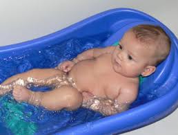 Wir verraten dir, worauf du achten musst, damit das planschen für alle entspannt bleibt und zeigen dir die besten. Babys Baden Gebrauchsanweisung Fur Junge Vater Vaterfreuden De Die Seite Fur Vater