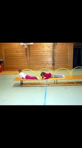 Ein parcours lässt sich immer wieder neu aufbauen und zusammenstellen und macht deswegen den kids grundsätzlich besonders viel spaß. Reifen Langbank Kinderturnen Turnen Mit Kindern Turnen Im Kindergarten