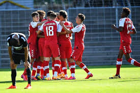He was consequently referred to as a football god by freiburg supporters. Sc Freiburg Ii Kehrt Eindrucksvoll An Die Tabellenspitze Zuruck Sc Freiburg Badische Zeitung