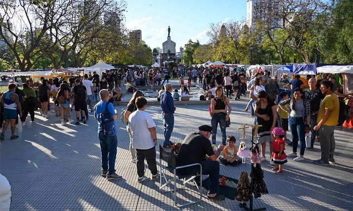 El Encuentro Nacional de Artesanas y Artesanos congrega a cientos de emprendedores en el espacio céntrico de Bahía Blanca., generada por IA