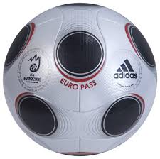 2008 avrupa futbol şampiyonası veya diğer kullanımıyla uefa euro 2008, sadece uefa üyesi ülkelerin millî takımlarının katılabildiği avrupa futbol şampiyonası'nın 13. Avrupa Futbol Sampiyonalarinda Kullanilan Toplar Ve Muhtesem Tasarimlari Listelist Com