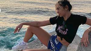 After working as a model, she signed with warner bros. Fans Entsetzt Dua Lipa Posiert Fur Fotos An Klippen Rand Promiflash De