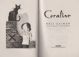 Antes de que lewis carroll tornara maravillas en pesadillas, gente como hans coraline y la puerta secreta película de animación en la que se nos cuenta la historia de coraline, una jovencita que descubre en su nueva. Coraline Libro Y Pelicula Recomendacion Extraordinerd