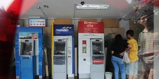 Tentunya atm maybank indonesia sudah tergabung dalam jaringan atm prima, bersama, alto, dan cirrus. 5 Tips Aman Saat Ambil Uang Di Atm Dijamin Aman Semua Halaman Merdeka Com
