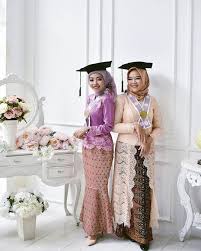 Check spelling or type a new query. 43 Model Kebaya Wisuda Terbaru Modern Simpel Elegan 2021