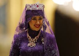Sultan Of Brunei Hosts A Lavish Gold Diamond And Emerald Wedding For His Son Prince Abdul Malik Royal Jewels Royal Tiaras Diamond Jewelry Necklace
