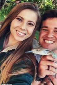 Her heart bloomed sunflowers so she would always face the light. Bindi Irwin Gushes Over Her Husband Chandler Powell As She Shares An Adorable Photo Of The Couple Culture Readsector