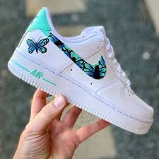 Pin By Terae Lorrone On Tenis Tacones Botas Favoritos In 2020 White Nike Shoes Nike Air Shoes Nike Shoes Air Force