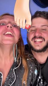 Criança Tirando Farpa Do Dedo Do Pé