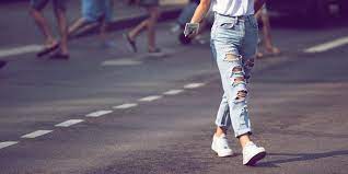 Am besten ein offenes hemd des lovers tragen und ganz. Boyfriend Jeans Kombinieren Das Sind Die Top Stylingtipps Fur Jede Figur Desired De