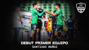 El delantero mexicano santiago muñoz estaría a un paso de emigrar al futbol europeo con el newcastle united de inglaterra, de acuerdo con diversos reportes de prensa nacional e internacional. Debut Santiago Munoz Club Santos Laguna Youtube