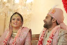 A Beautiful Kolkata Wedding With Bengali Marwari Customs Wish N Wed Another portrait where the bride looks royal in every way and we just well, this bengali bride just raised the bar and we adore her white saree with a contrasting pink blouse and her you just cannot ignore her unique hairstyle and that gorgeous blouse sleeve design. bengali marwari customs