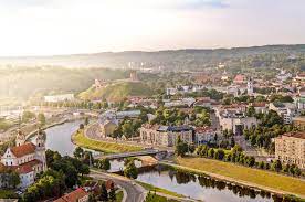 Es grenzt im westen an die ostsee und hat gemeinsame grenzen mit lettland, weißrussland, polen und russland (exklave oblast kaliningrad). Litauens Hauptstadt Vilnius
