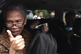 Jika kata tersebut digunakan sebagai kata kerja maka yang benar tulisan dan bacaannya yakni 'afaa atau ya'fu. Ahli Polda Metro Sebut Kalimat Buni Yani Mengubah Makna Republika Online