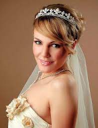 Every time i see a natural bride straighten out her gorgeous curls, or, worse yet, cover them with a weave or wig just for the sake of looking more polished or feminine for her wedding, a little piece of me dies inside. Wedding Hairstyles For Short Hair Wedding Concept Ideas Kisa Sac Modelleri Sac Kisa Sac