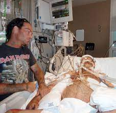 The patient later followed her to her car and pinned her against the bonnet. Schwarzer Tod Amerikaner Kampft Nach Katzenbiss Gegen Die Pest Welt