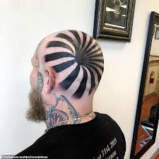 Ở tuổi 23, edward đã tìm đến bác sĩ để cầu xin được giải thoát khỏi khuôn mặt thứ hai. NgÆ°á»i Ä'an Ong Gay Bao Máº¡ng Vá»›i Hinh XÄƒm NhÆ° Lá»— Thá»§ng Tren Ä'áº§u Chuyá»‡n Láº¡ Viá»‡t Giáº£i Tri