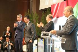 Sérgio moro hoje eu não confiaria nem para varrer o chão, é capaz de esconder o lixo em algum canto (debaixo do tapete) e dizer que limpou, varrer o chão é trabalho para pessoas honestas. Ao Vivo Ministro Sergio Moro Palestra Em Evento Em Florianopolis Nd