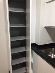 Un armario despensa de madera desgastada, papel pintado de flores y reserva un espacio en tu despensa para aquellos utensilios de cocina que no uses lo suficiente para tenerlos en la encimera. Armario De Almacenaje Cocina Ceramicas Sanchez